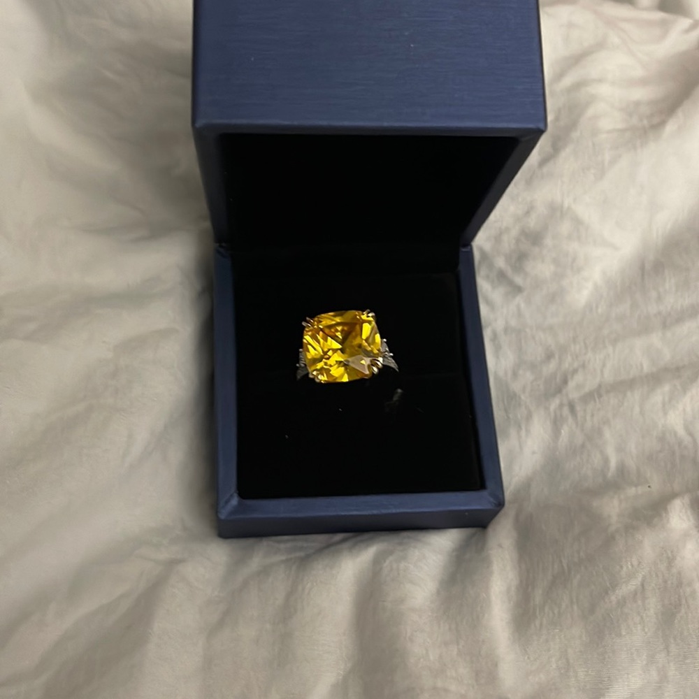 Beautiful ladies ring. Large amethyst stone